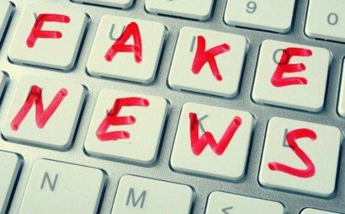 Tastatur med teksten "fake news", som betyder falske nyheder
