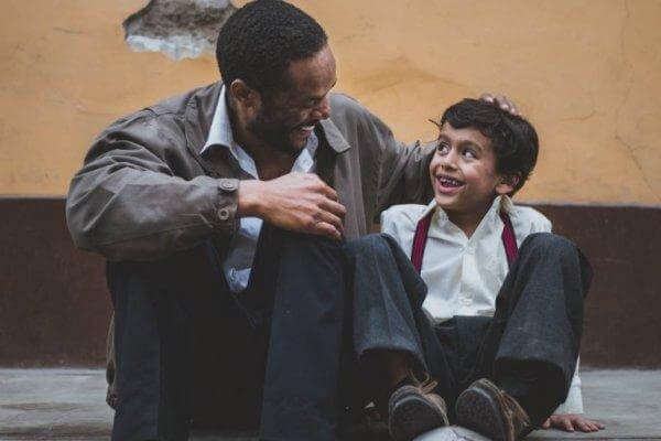 Grinende far og søn udstråler positiv familieatmosfære