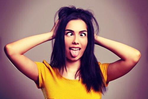 Kvinde laver sjovt ansigt