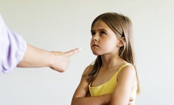 Løftet pegefinger overfor datter viser anvendelsen af skyld i opdragelse