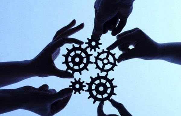 Hænder rører ved tandhjul