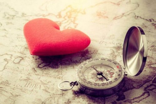 Et rødt hjerte og et kompas på et landkort
