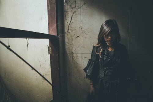 Kvinde alene i mørkt lokale