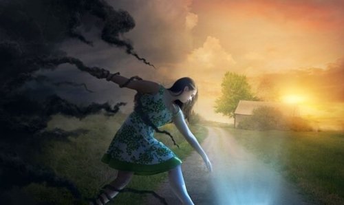 En kvinde fanget af sorte skyer, prøver at slippe væk