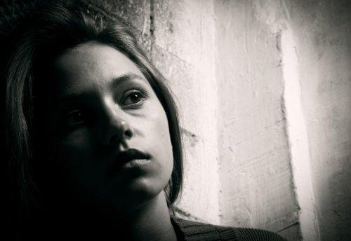 Kvinde i mørke lider under at bære nag