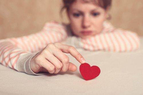 Trist kvinde med hjerte kan ikke undgå følelsesmæssig afhængighed
