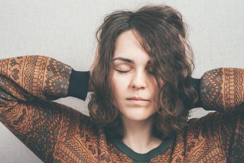 Kvinde med lukkede øjne oplever, at opmærksomhedskontrol giver større velvære
