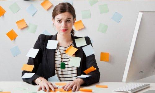 Kvinde bruger post-its for at undgå planlægningsfejl