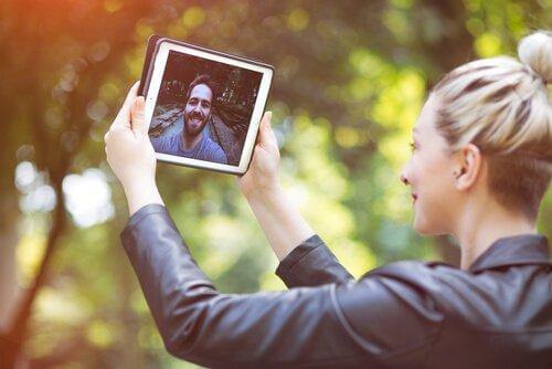Par facetimer for at bevare intimitet i langdistanceforhold