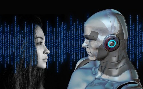 Kvinde med menneskelig robot