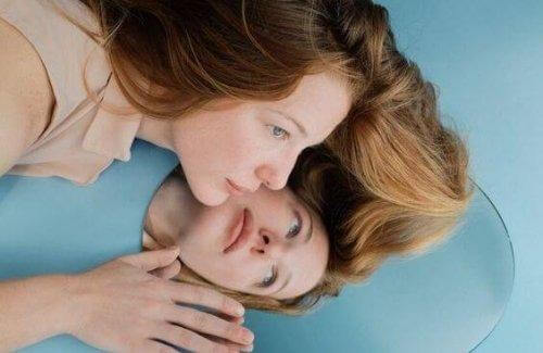 Kvinde ligger ovenpå spejl