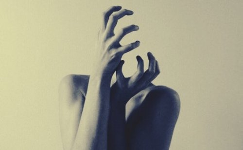 Person holder om luft, der er i stedet for ansigt