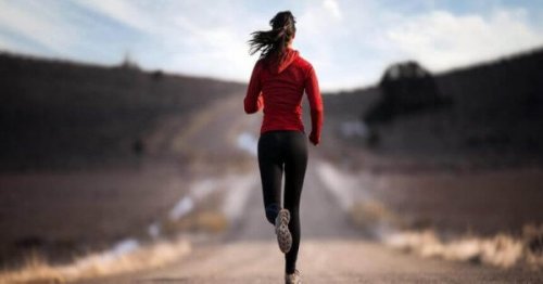 En kvinde er ude at løbe en tur. Hvor der er vilje, er der vej.
