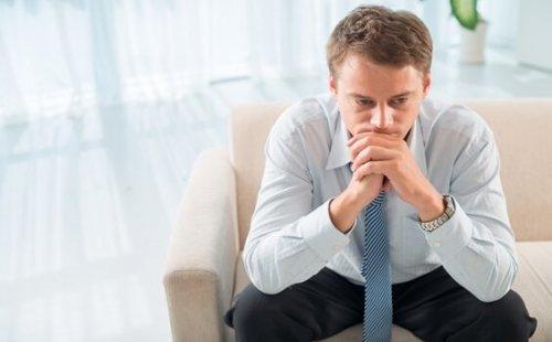 Mand på sofa er frustreret over, at psykoterapi kan fejle