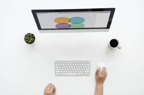 Person laver SWOT analyse på computer