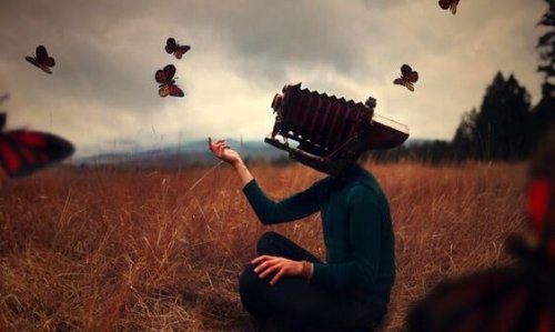 Person med kamera som hoved sætter sommerfugle fri