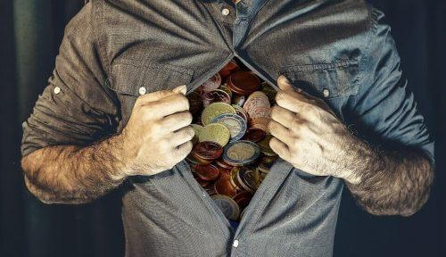 Hellige værdier: mand med penge under skjorten