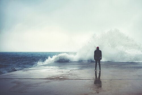 Person står foran kæmpe bølge på havn