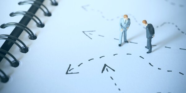 to figurer på notesbog med pile symboliserer reversibel tænkning