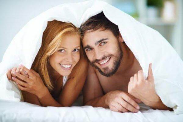 Smilende par under syne nyder god seksuel kommunikation