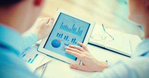 Personer anvender diagrammer på tablet for at undgå planlægningsfejl