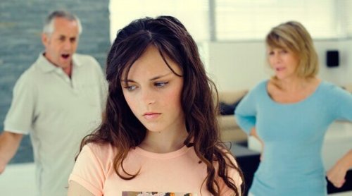 Forældre diskuterer bag fortvivlet teenagepige