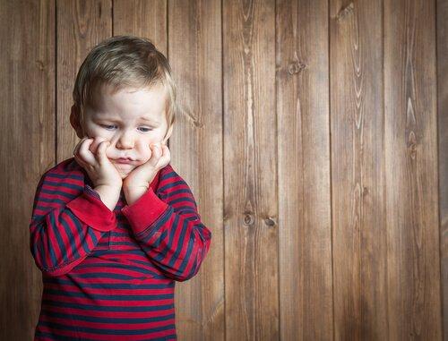 Lille dreng, niver sig i kinder, i forsøg på håndtering af frustration