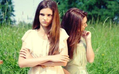 Kvinder på eng med ryg mod hinanden