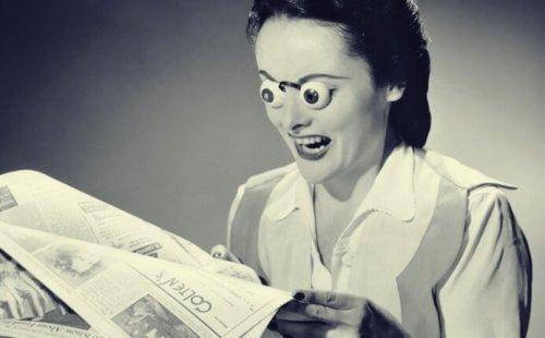 Kvinde med mærkelige briller læser avis