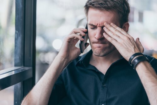 En vred mand med telefon til øret