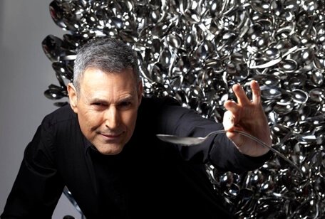 Sådan ser Uri Geller ud i dag