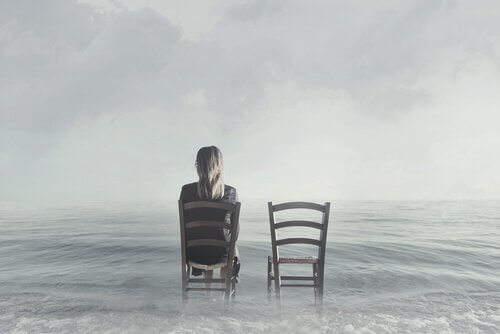 kvinde med to stole ved havet
