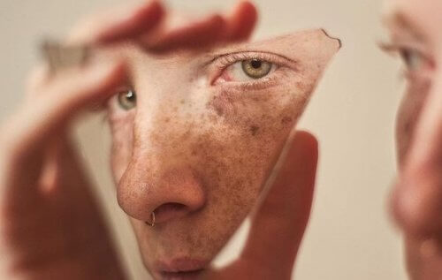 Person kigger på sig selv i stykke af spejl