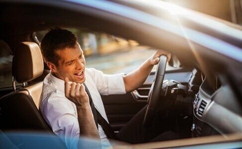 En mand synger i sin bil og viser, at faktisk gør sang os lykkeligere