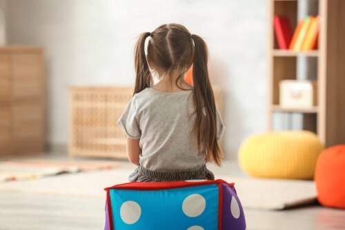 Et autistisk barn ses bagfra