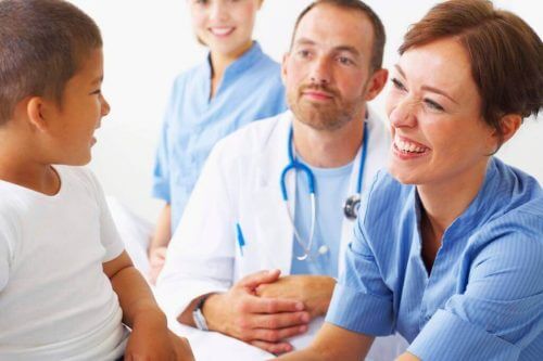 Læger snakker med barn, der lider af enuresis