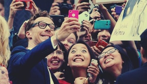 Benedict Cumberbatch tager et billede med nogle fans