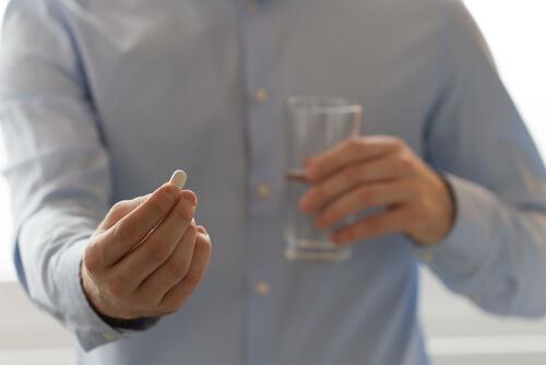 Mand tager en pille for at udforske virkningerne af benzodiazepin