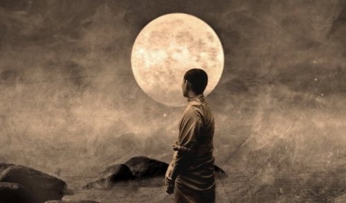 Mand står og ser på måne