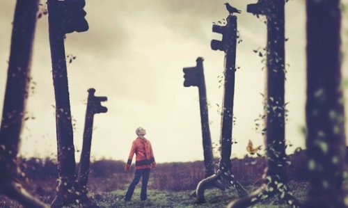 Lille person blandt kæmpe nøgler