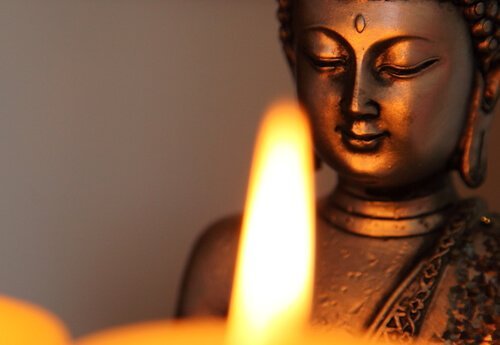 En Buddhastatue foran et lys lærer os at håndtere frygt