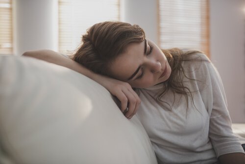kvinde ser meget træt ud og oplever sammenhængen mellem betændelse og depression