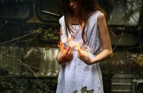 kvinde med ild i hænderne