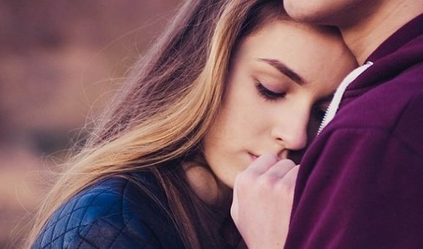 Kvinde føler ensomhed i et forhold