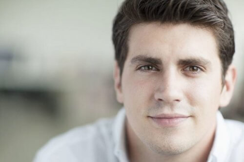 Forelsket mand ser med kærligt blik