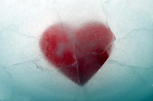 et hjerte frosset i isen symboliserer, når forhold bliver koldt
