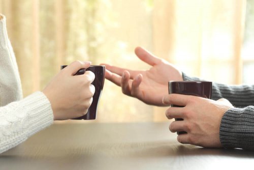 To personer taler over kaffe