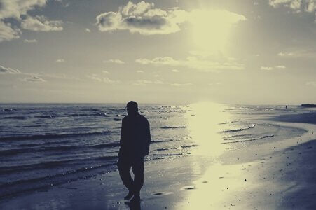 Mand går alene på strand
