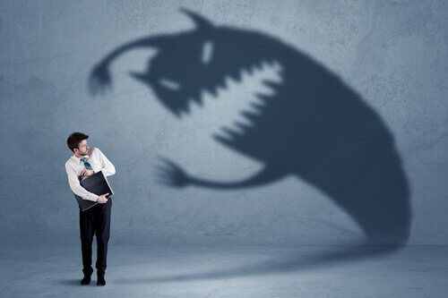 mand blive bange for skygge, der symboliserer forskellige slags frygt