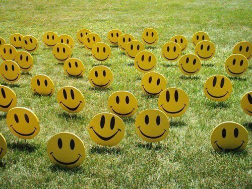 glade smileyer på græs